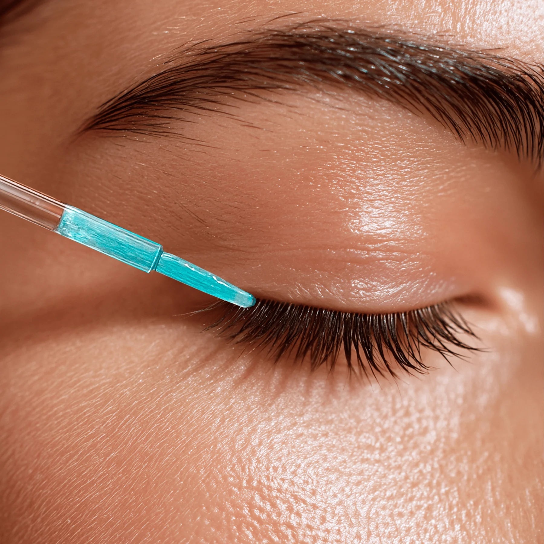 woman applying the gentle lash serum for sensitive eyes by SugarbearPRO®